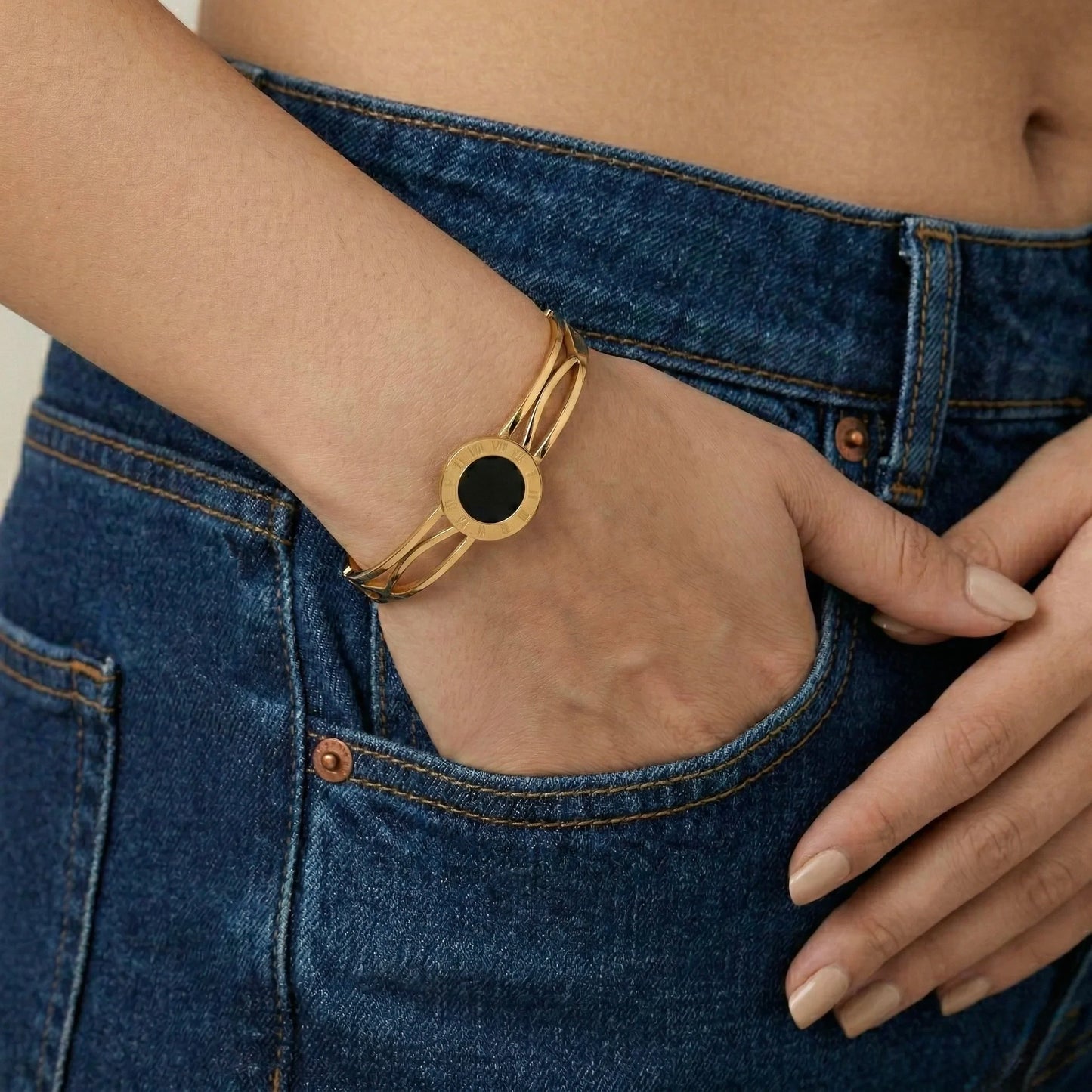 18Kt Gold Plated Elegant Black Dial Bracelet