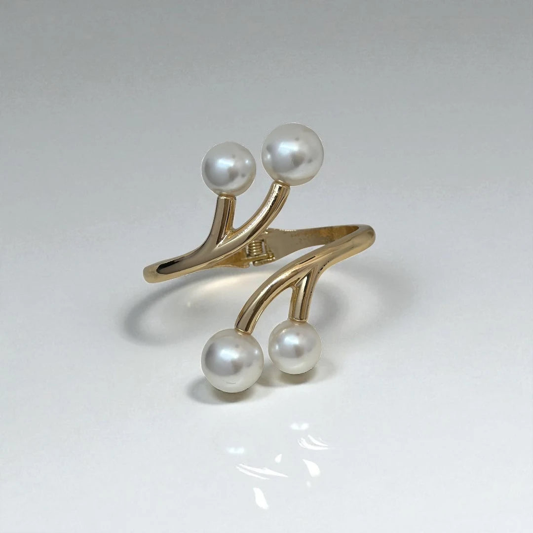 Contemporary Chic Pearl Bracelet
