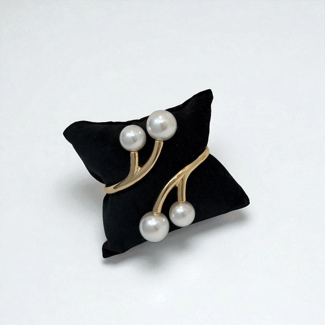 Contemporary Chic Pearl Bracelet