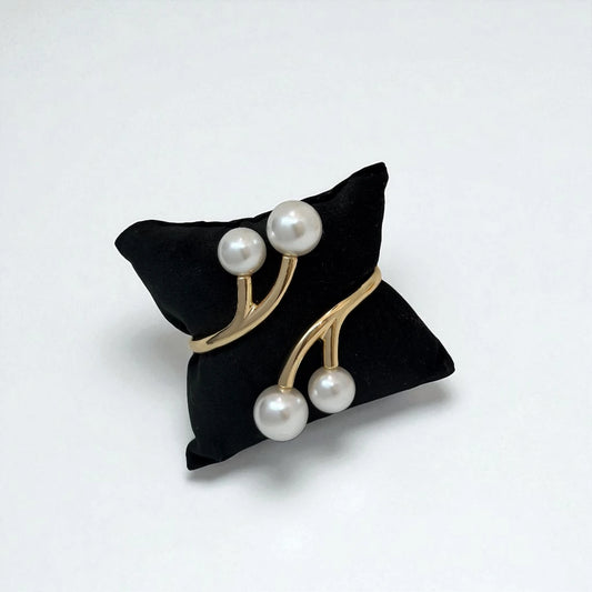 Contemporary Chic Pearl Bracelet