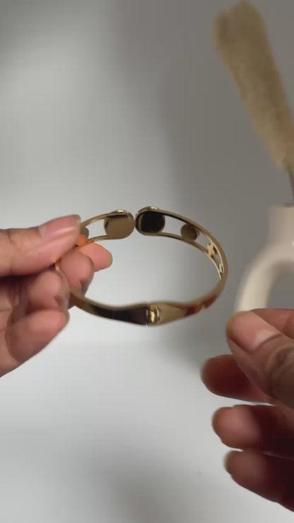 Vintage Pearl Face Bracelet